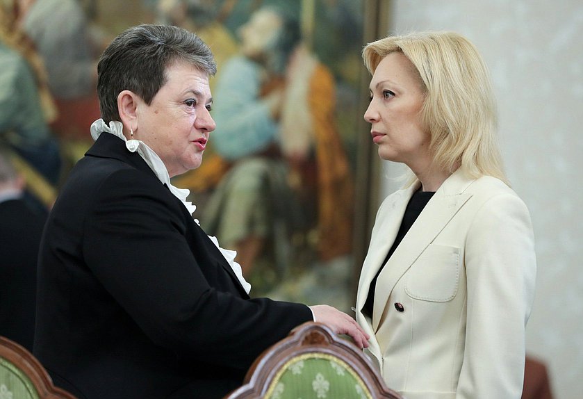 Аудитор Счетной палаты Светлана Орлова и Председатель Комитета по развитию гражданского общества, вопросам общественных и религиозных объединений Ольга Тимофеева