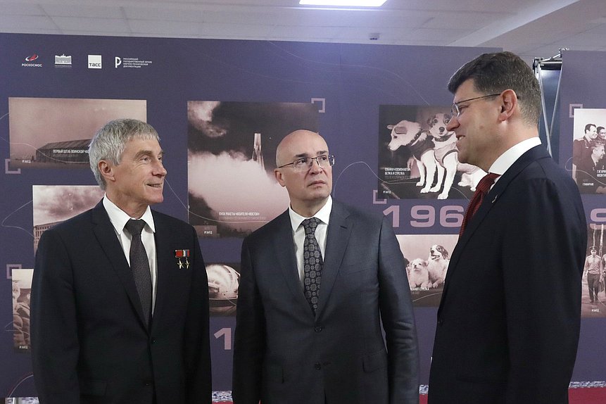 Заместитель гендиректора государственной корпорации «Роскосмос» по пилотируемым и автоматическим комплексам Сергей Крикалев, генеральный директор ТАСС Андрей Кондрашов и 	Первый заместитель Председателя Комитета по экономической политике Денис Кравченко