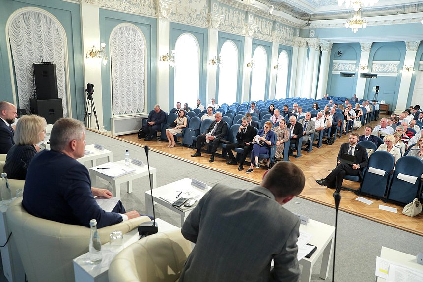 Круглый стол Комитета по охране здоровья на тему «Состояние 
и перспективы развития санитарной авиации в РФ»