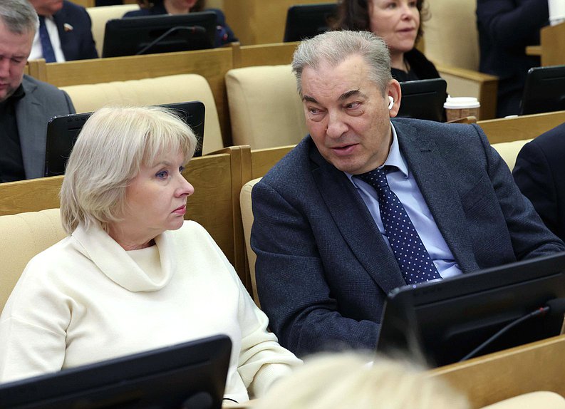 Член Комитета по охране здоровья Вероника Власова и член Комитета по физической культуре и спорту Владислав Третьяк