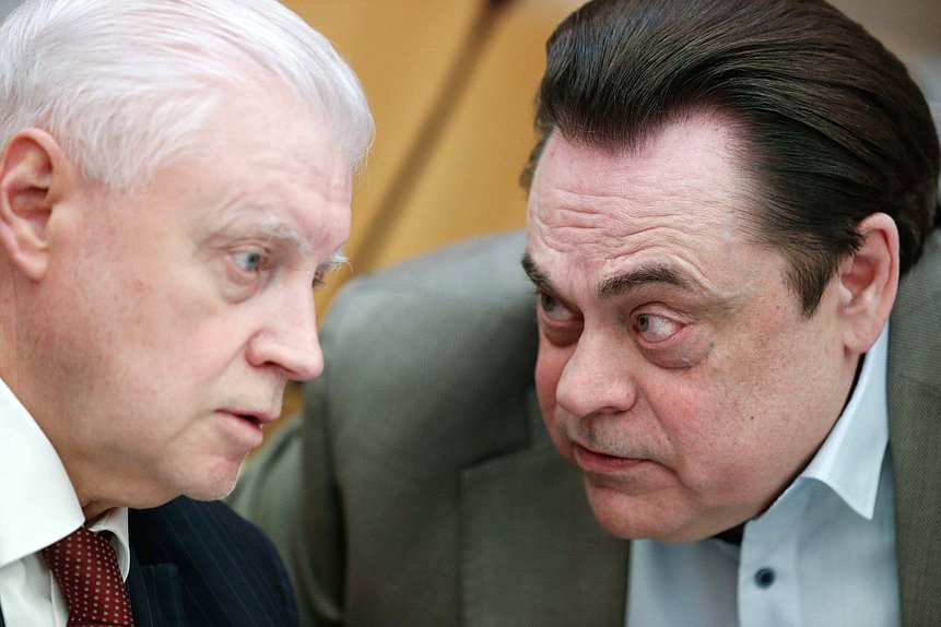 Руководитель фракции «Справедливая Россия — За правду» Сергей Миронов и Председатель Комитета по делам национальностей Геннадий Семигин