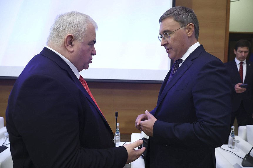 Первый заместитель Председателя Комитета по делам СНГ, евразийской интеграции и связям с соотечественниками Казбек Тайсаев и Министр науки и высшего образования РФ Валерий Фальков