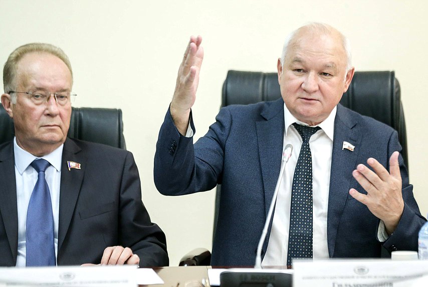 Член Комитета по делам национальностей Александр Кравец и Председатель Комитета по делам национальностей Ильдар Гильмутдинов
