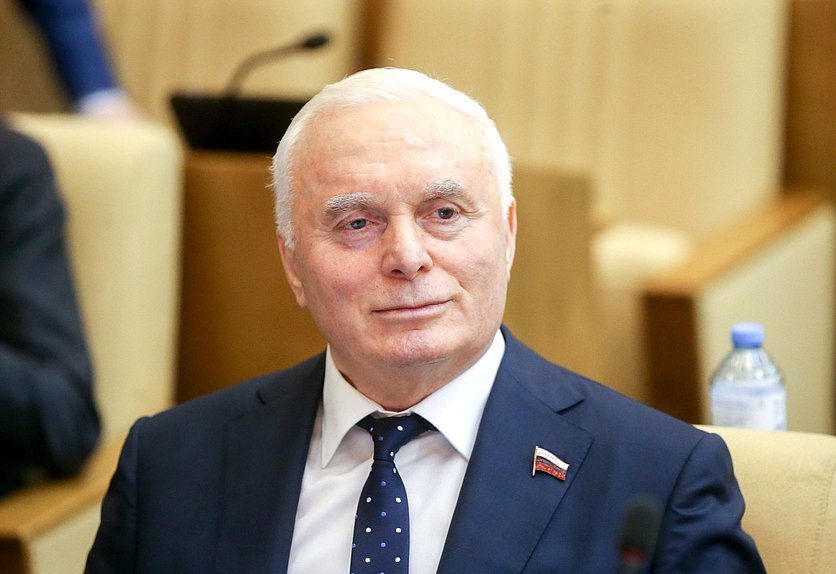 Член фракции КПРФ Михаил Берулава