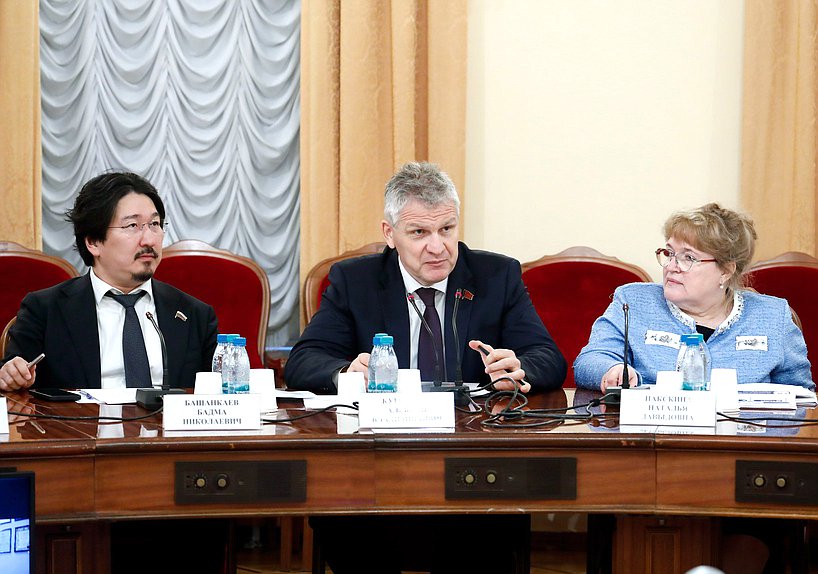 Первый заместитель Председателя Комитета по охране здоровья Бадма Башанкаев и заместитель Председателя Комитета Алексей Куринный