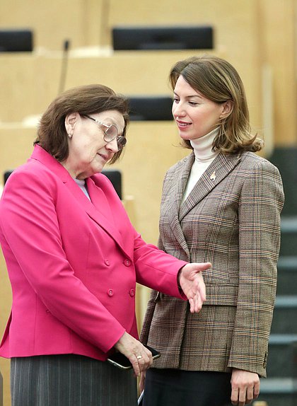 Член Комитета по охране здоровья Римма Утяшева и Первый заместитель Председателя Комитета по государственному строительству и законодательству Ирина Панькина