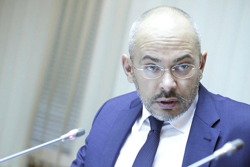Председатель Комитета по природным ресурсам, собственности и земельным отношениям Николай Николаев