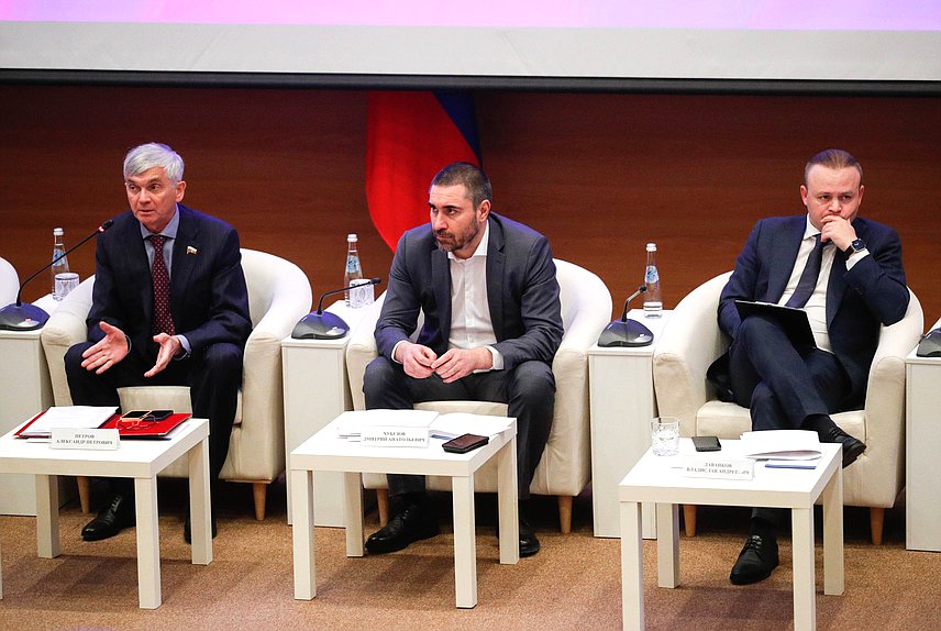 Член Комитета по охране здоровья Александр Петров, Председатель Комитета по охране здоровья Дмитрий Хубезов и заместитель Председателя Государственной Думы Владислав Даванков