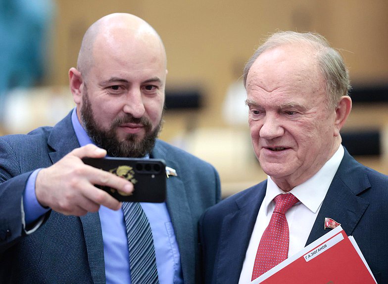 Член Комитета по строительству и ЖКХ Алексей Савин и руководитель фракции КПРФ Геннадий Зюганов