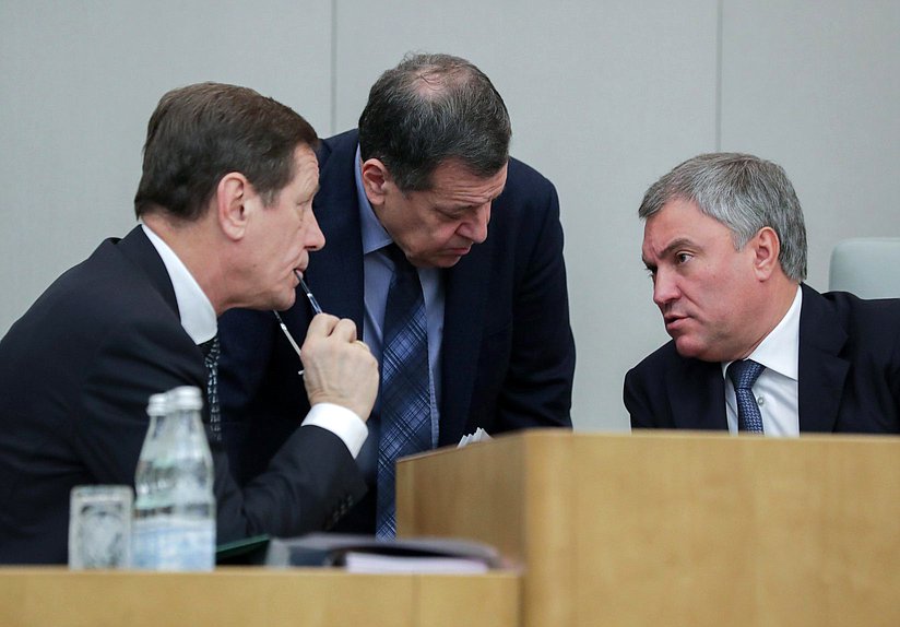 Первый заместитель Председателя Государственной Думы Александр Жуков, Председатель Комитета по бюджету и налогам Андрей Макаров и Председатель Государственной Думы Вячеслав Володин