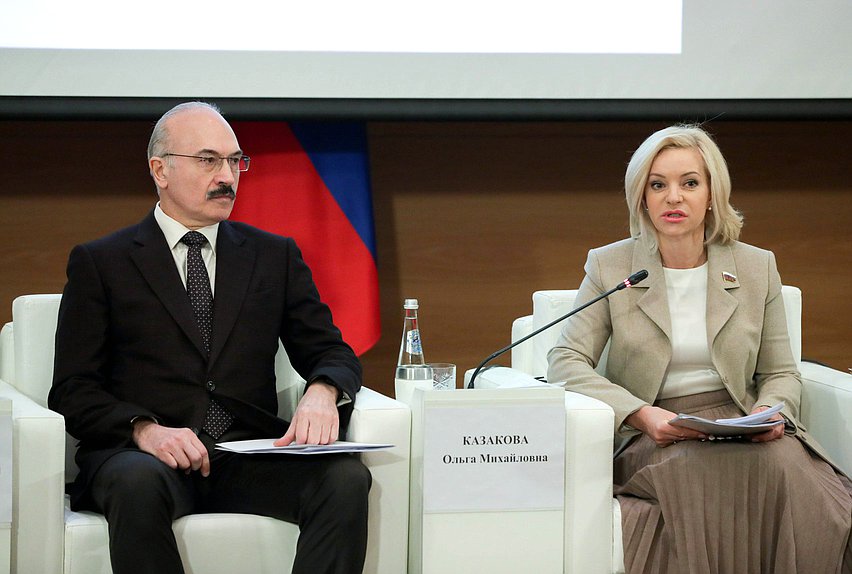 Председатель Комитета по науке Сергей Кабышев и Председатель Комитета по просвещению Ольга Казакова