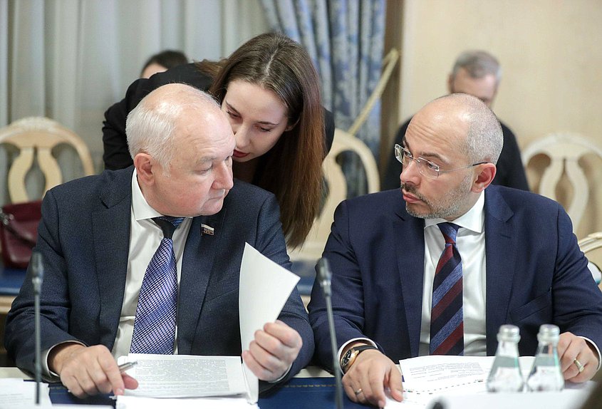Председатель Комитета по делам национальностей Ильдар Гильмутдинов и Председатель Комитета по природным ресурсам, собственности и земельным отношениям Николай Николаев
