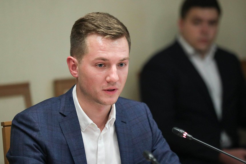 Председатель Комитета по молодежной политике Артем Метелев