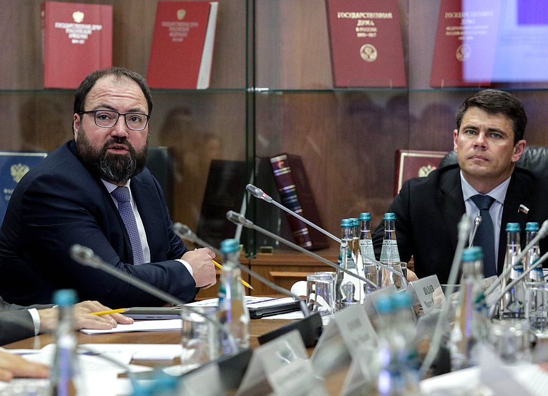 Министр цифрового развития, связи и массовых коммуникаций РФ Максут Шадаев и Председатель Комитета по информационной политике, информационным технологиям и связи Сергей Боярский
