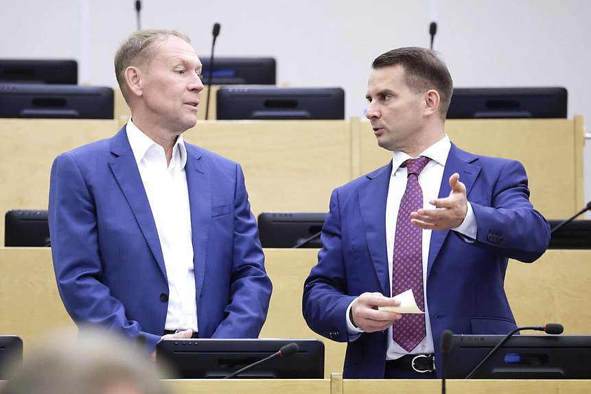 Первый заместитель Председателя Комитета по безопасности и противодействию коррупции Андрей Луговой и Председатель Комитета по труду, социальной политике и делам ветеранов Ярослав Нилов