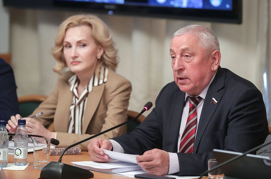 Заместитель Председателя Государственной Думы Ирина Яровая и Председатель Комитета по развитию Дальнего Востока и Арктики Николай Харитонов