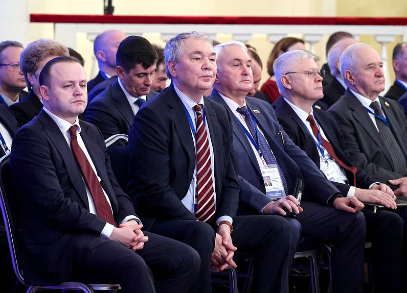 Заместитель Председателя Государственной Думы Владислав Даванков, Председатель Комитета по делам СНГ, евразийской интеграции и связям с соотечественниками Леонид Калашников, Председатель Комитета по обороне Андрей Картаполов и Председатель Комитета по безопасности и противодействию коррупции Василий Пискарев