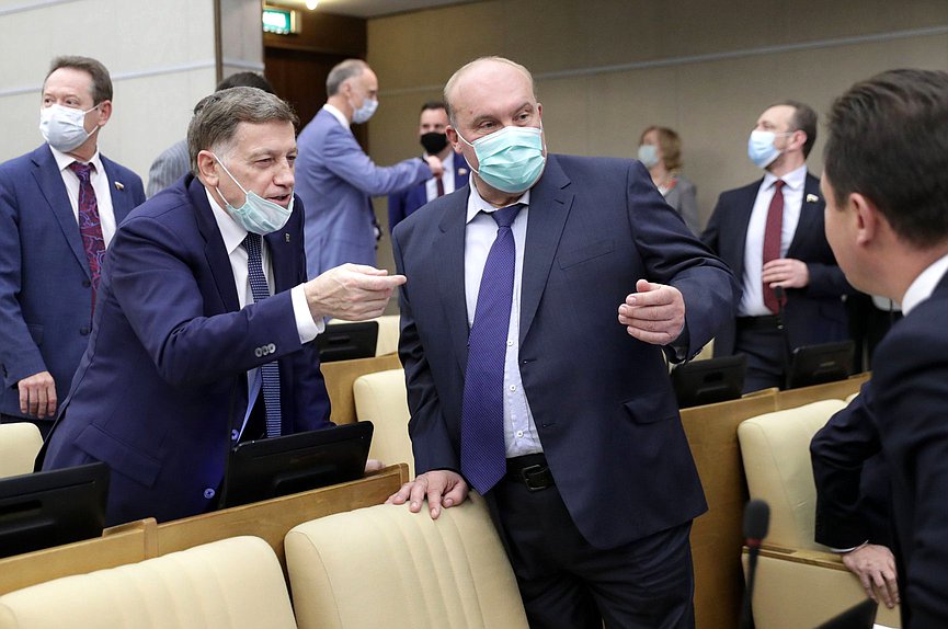 Член Комитета по финансовому рынку Вячеслав Макаров (слева)