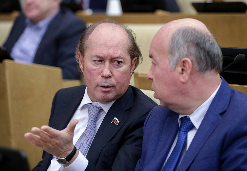Член Комитета по образованию и науке Владимир Кононов и Первый заместитель Председателя Комитета по контролю и Регламенту Валерий Иванов