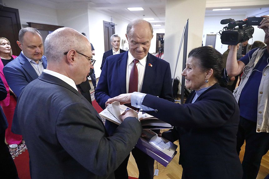 Председатель Комитета по вопросам собственности, земельным и имущественным отношениям Сергей Гаврилов и руководитель фракции КПРФ Геннадий Зюганов