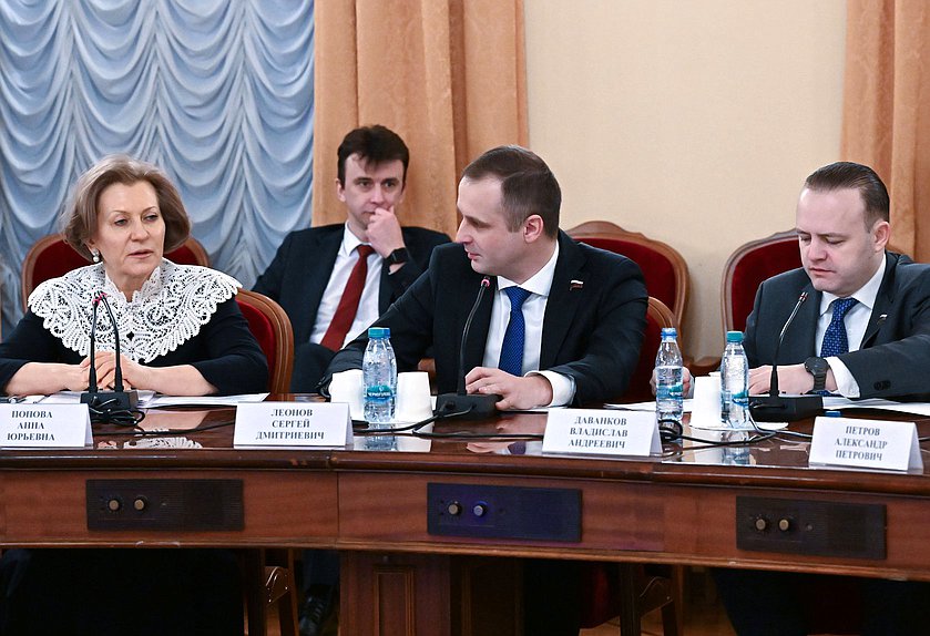Руководитель Роспотребнадзора — Главный санитарный врач РФ Анна Попова, Председатель Комитета по охране здоровья Сергей Леонов и заместитель Председателя Государственной Думы Владислав Даванков