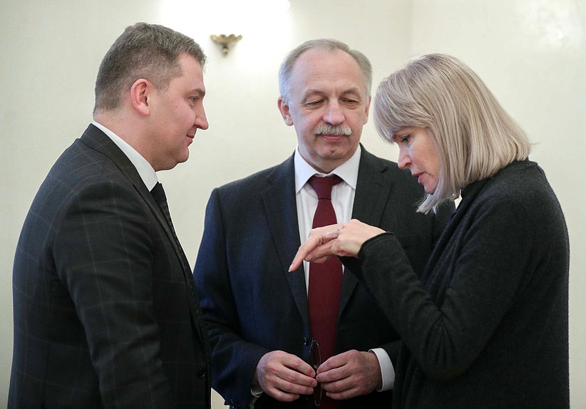 Член Комитета по контролю и Регламенту Дмитрий Ламейкин и член Комитета по государственному строительству и законодательству Ирина Белых