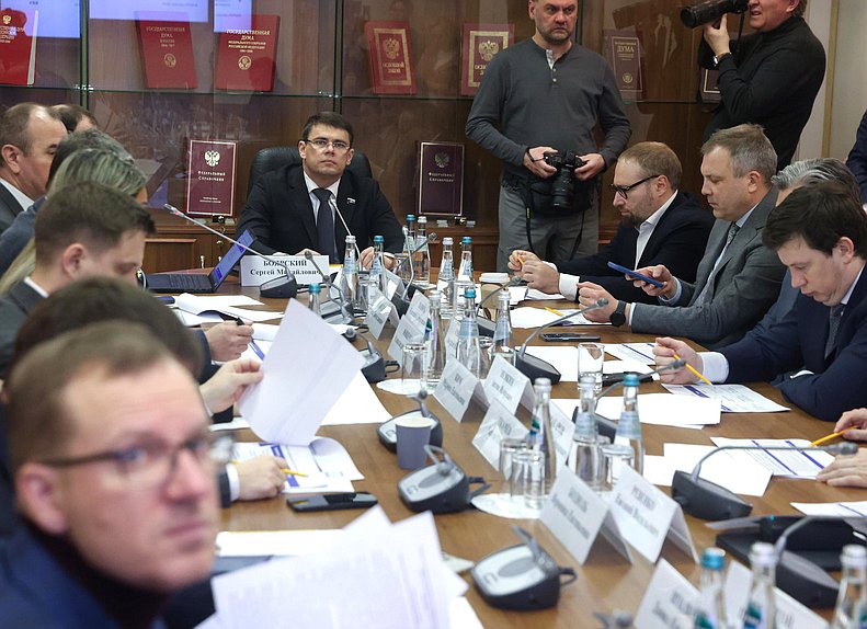 Заседание Комитета по информационной политике, информационным технологиям и связи с участием Министра цифрового развития, связи и массовых коммуникаций РФ Максута Шадаева