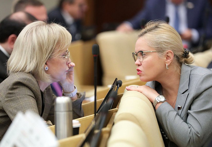 Заместитель Председателя Комитета по охране здоровья Татьяна Соломатина и заместитель Председателя Комитета по науке и высшему образованию Екатерина Харченко