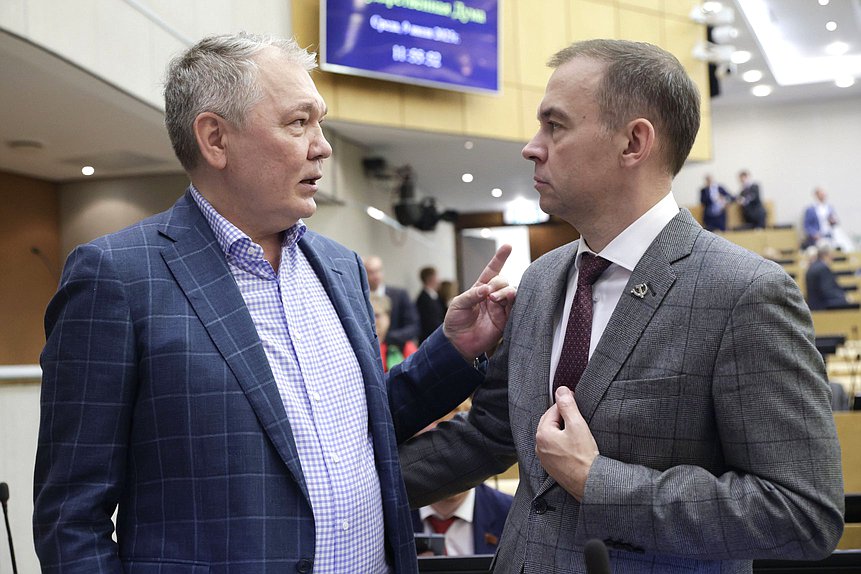 Председатель Комитета по делам СНГ, евразийской интеграции и связям с соотечественниками Леонид Калашников и Первый заместитель Председателя Комитета по безопасности и противодействию коррупции Юрий Афонин