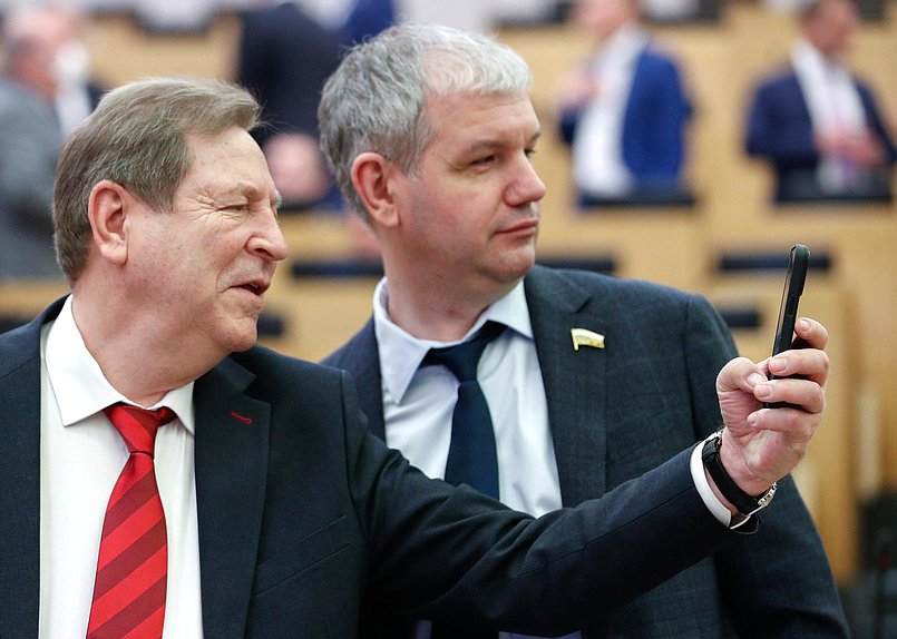 Член Комитета по науке и высшему образованию Михаил Кузьмин и член Комитета по региональной политике и местному самоуправлению Михаил Кисляков