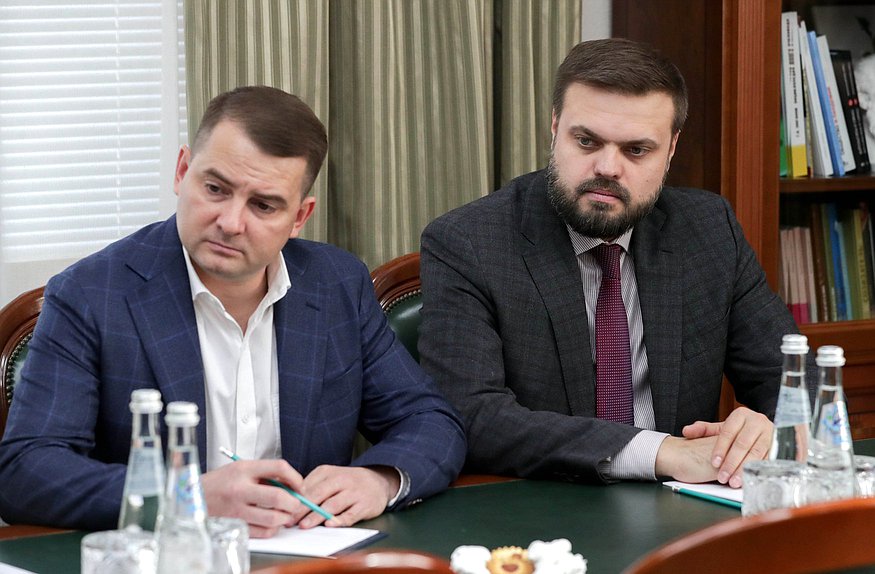 Председатель Комитета по труду, социальной политике и делам ветеранов Ярослав Нилов и заместитель Председателя Комитета по делам СНГ, евразийской интеграции и связям с соотечественниками Артем Туров