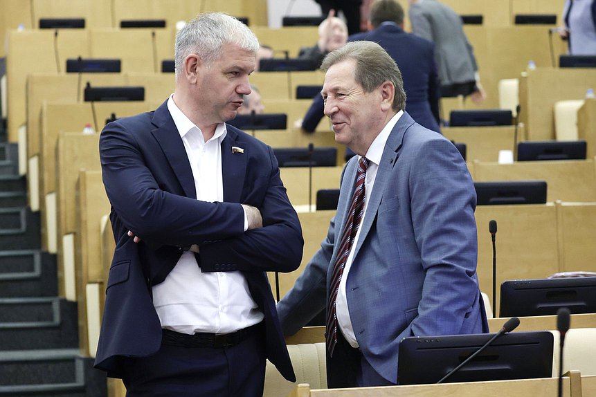 Член Комитета по региональной политике и местному самоуправлению Михаил Кисляков и член Комитета по науке и высшему образованию Михаил Кузьмин