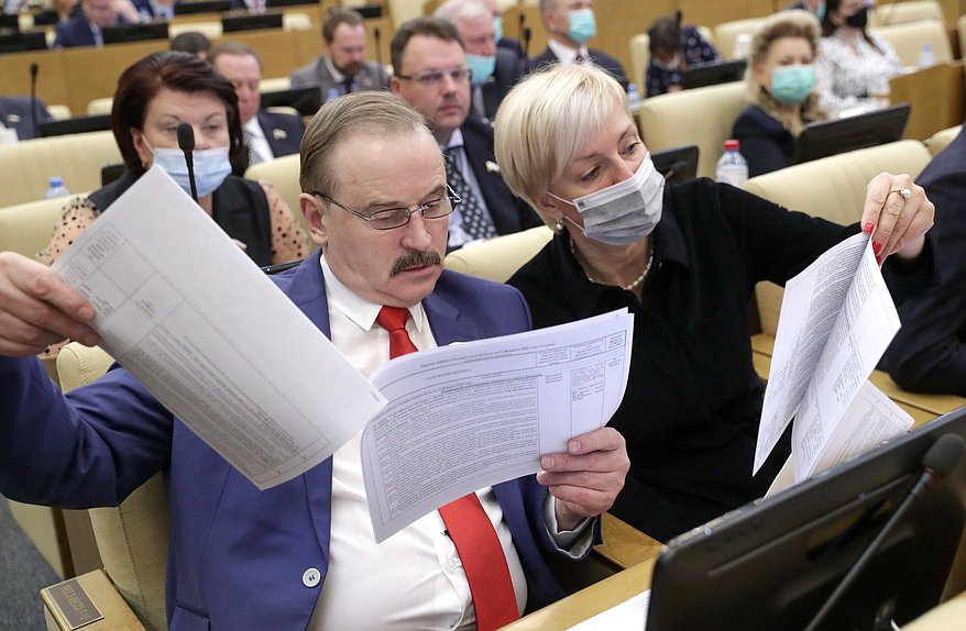 Член Комитета по транспорту и строительству Сергей Веремеенко и заместитель Председателя Комитета по просвещению Ирина Ивенских