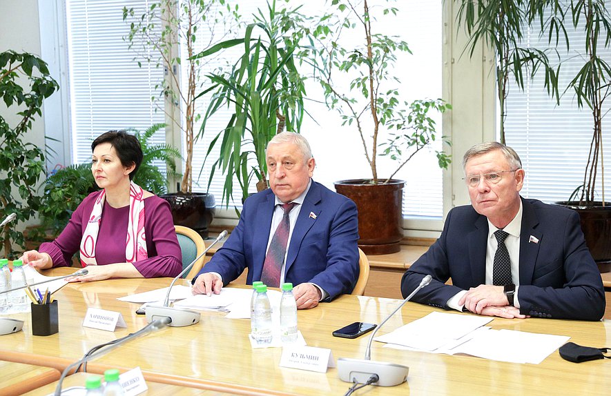 Председатель Комитета по региональной политике и проблемам Севера и Дальнего Востока Николай Харитонов, заместитель Председателя Комитета Оксана Бондарь и член Комитета Андрей Кузьмин