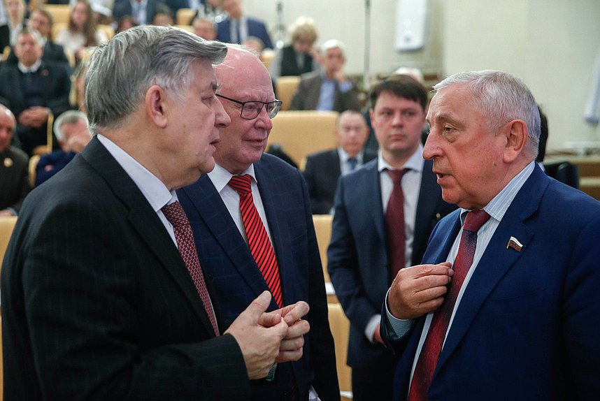 Председатель Комитета по развитию Дальнего Востока и Арктики Николай Харитонов (справа)