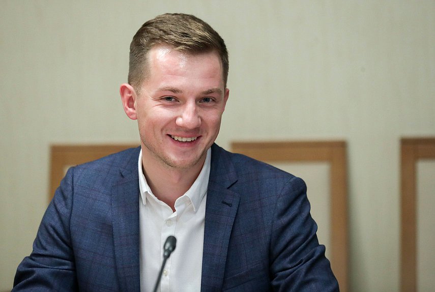 Председатель Комитета по молодежной политике Артем Метелев
