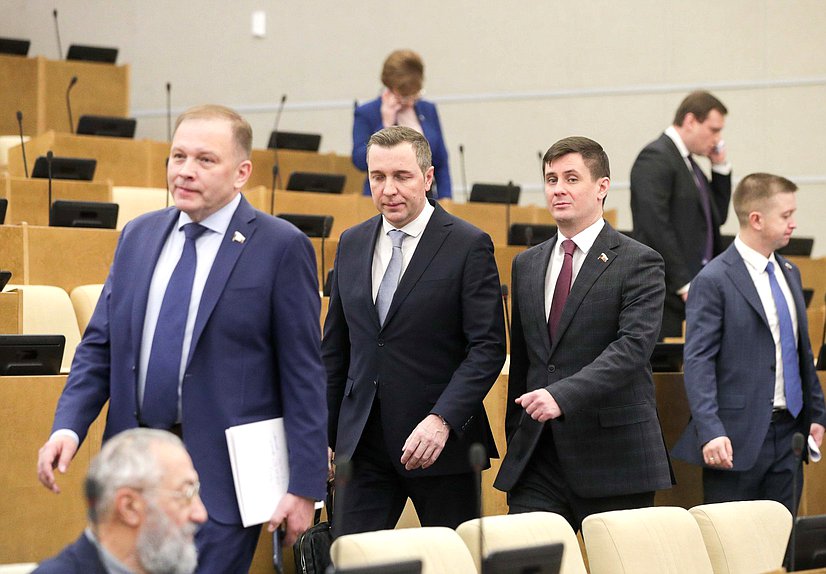 Первый заместитель Председателя Комитета по контролю и Регламенту Александр Курдюмов, член Комитета по транспорту и строительству Александр Старовойтов и член Комитета по информационной политике, информационным технологиям и связи Вадим Деньгин