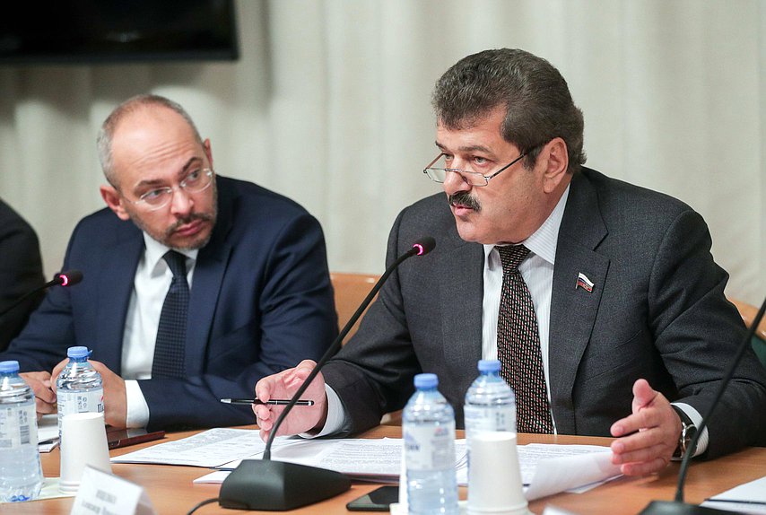 Член Комитета по природным ресурсам, собственности и земельным отношениям Александр Ищенко