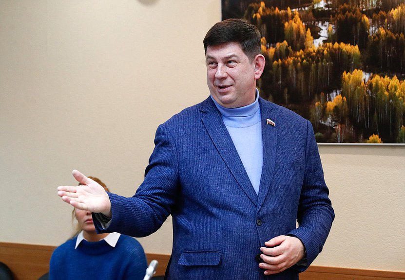 Член Комитета по просвещению Виктор Смирнов