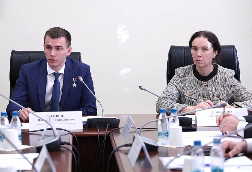 Председатель Комитета по молодежной политике Владислав Головин и Первый заместитель Председателя Комитета Татьяна Дьяконова