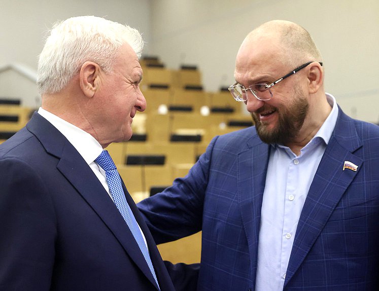 Первый заместитель Председателя Комитета по аграрным вопросам Владимир Плотников и заместитель Председателя Комитета по физической культуре и спорту Сергей Бурлаков