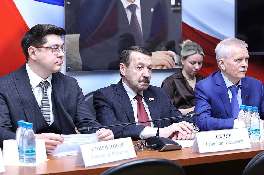 Заместители Председателя Комитета по промышленности и торговле Александр Спиридонов и Геннадий Скляр и член Комитета Сергей Пантелеев