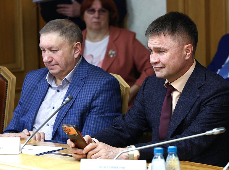 Члены Комитета по аграрным вопросам Сергей Яхнюк и Сергей Казанков