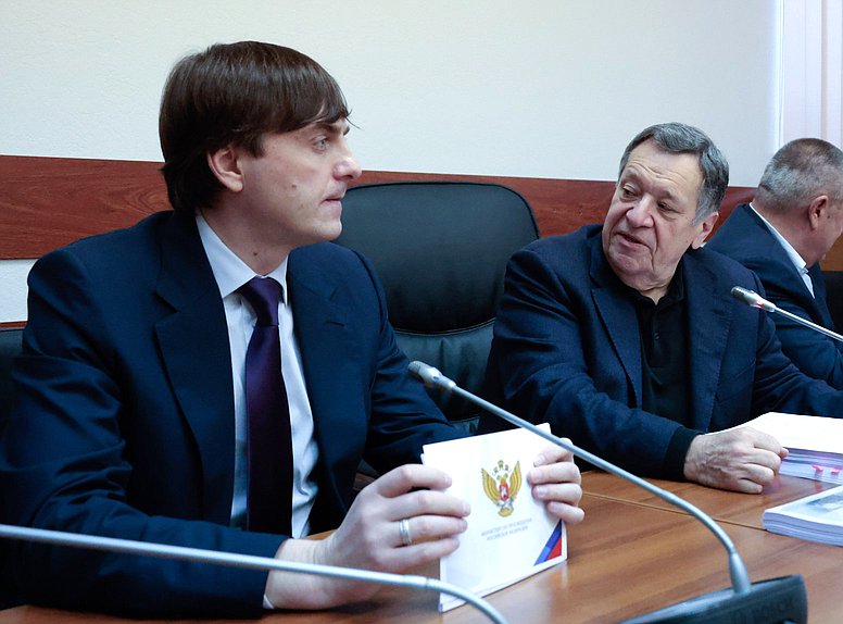 Министр просвещения РФ Сергей Кравцов и Председатель Комитета по бюджету и налогам Андрей Макаров