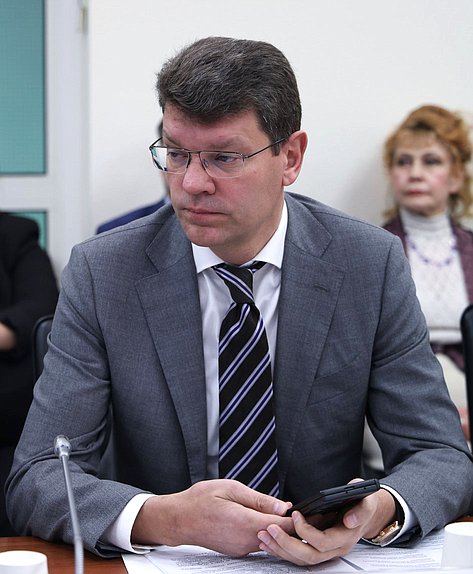 Член Комитета по международным делам Денис Кравченко