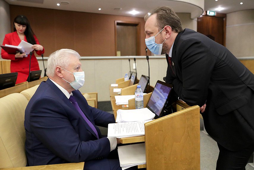 Руководитель фракции «Справедливая Россия — За правду» Сергей Миронов (слева)