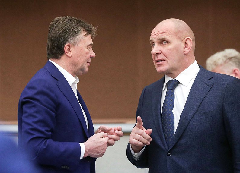 Член Комитета по делам национальностей Александр Терентьев и член Комитета по энергетике Александр Карелин