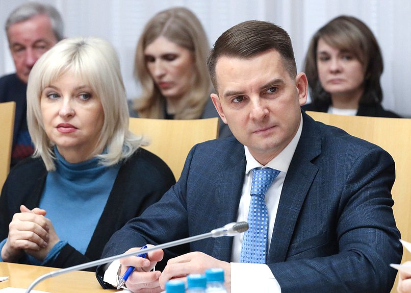 Первый заместитель Председателя Комитета по труду, социальной политике и делам ветеранов Елена Цунаева и Председатель Комитета Ярослав Нилов