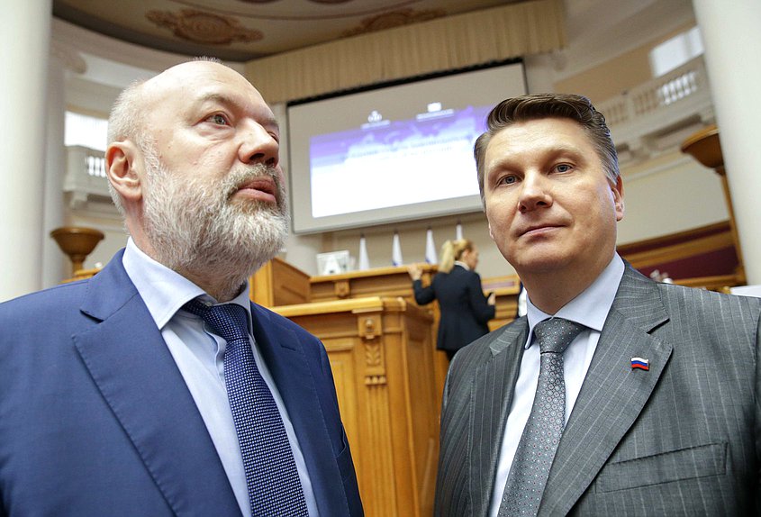Председатель Комитета по государственному строительству и законодательству Павел Крашенинников и Полномочный представитель Правительства РФ в Государственной Думе Александр Синенко