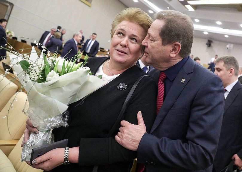 Первый заместитель Председателя Комитета по вопросам семьи, женщин и детей Ольга Окунева и заместитель Председателя Комитета по природным ресурсам, собственности и земельным отношениям Михаил Кузьмин